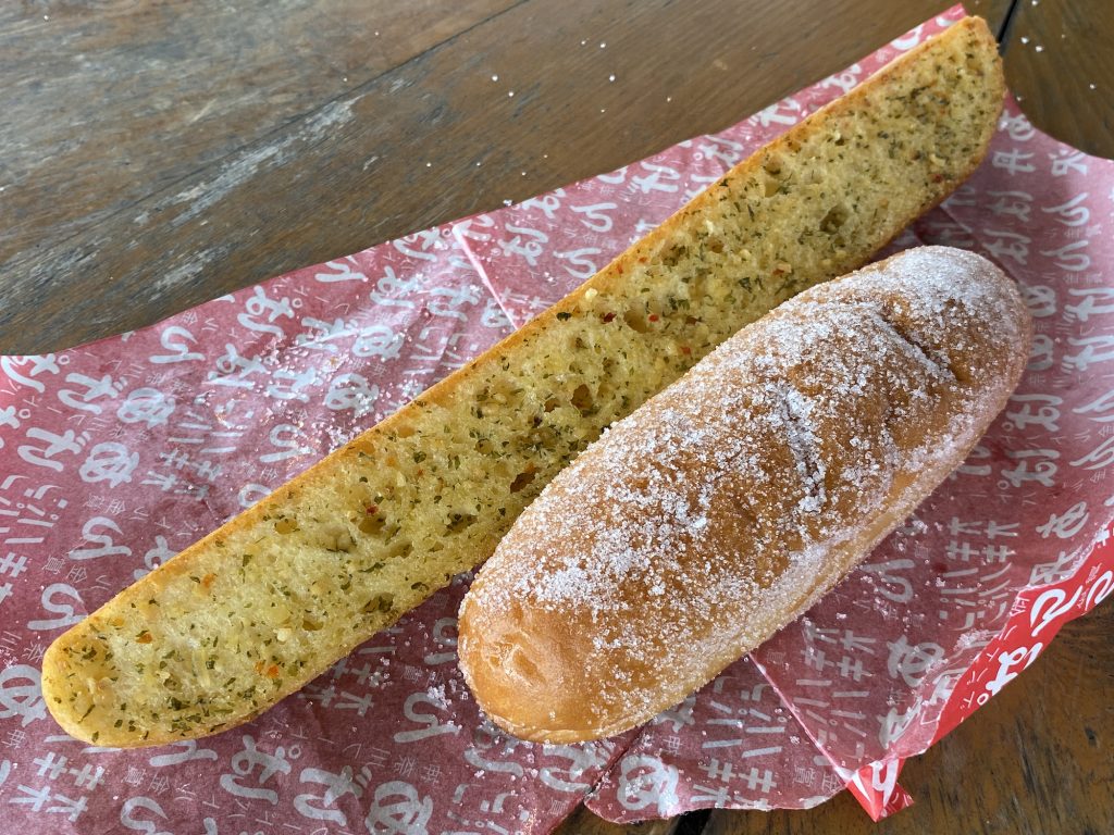 左:「ガーリックフランス」151円(税込み)。右:「あげぱん」120円(税込み)。揚げたてをすぐに食べるのがおすすめ