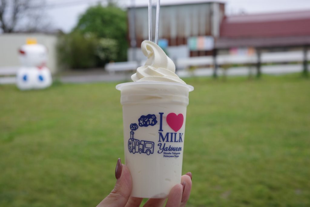 せっかくなので、「ソフト&ヨーグルト」450円(税込み)を食べてみた。ソフトクリームの下に濃厚なヨーグルトが入っており、それぞれ先ほど食べた「コナンコラボソフト」と比較しさっぱりした味わいだった