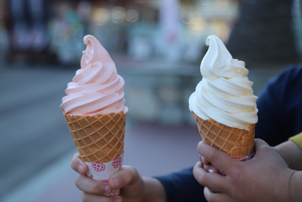 「生芋こんにゃくソフトクリーム436円(税別)」と「こんにゃくソフトクリーム436円(税別)」
