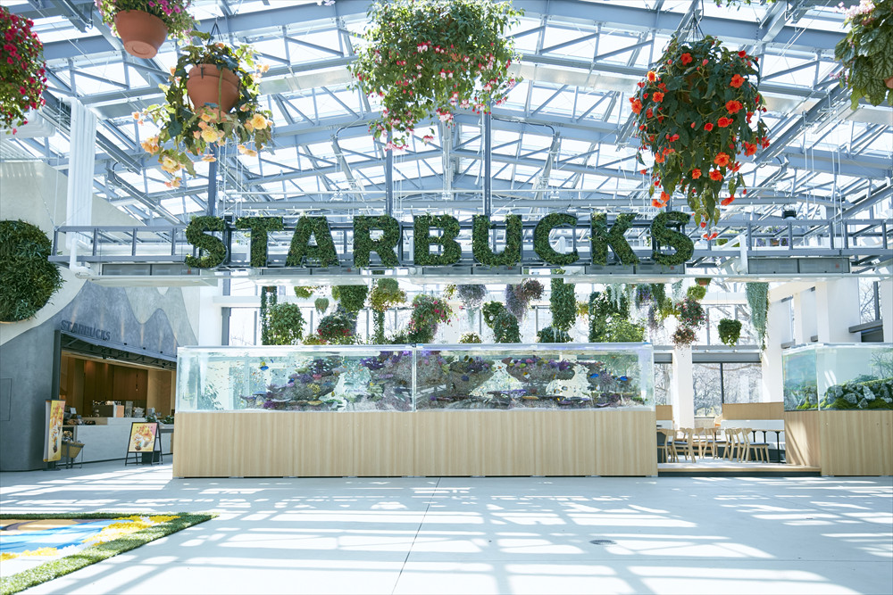 日本で初めて、本物の植栽を使った看板も見どころ
