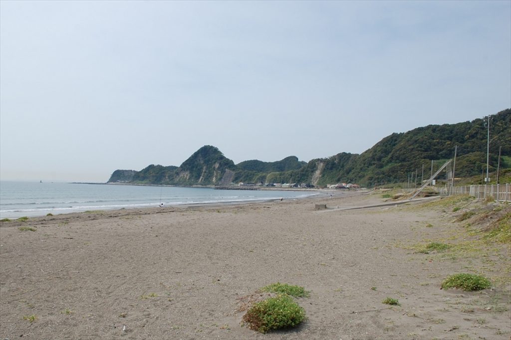 「川きん」からおよそ200メートルのところに海岸も。海水浴のシーズンでなくても、ちょうどいい息抜きの場に。また近隣には海釣りのスポットもある