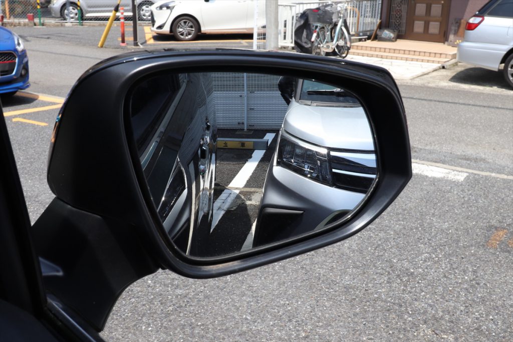駐車場の入出庫時は、隣のクルマに接触しないよう内側のミラーをよく見よう