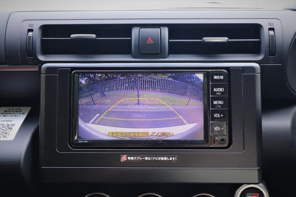 後方の視界をサポートするバックモニターはカレコ全車に装備