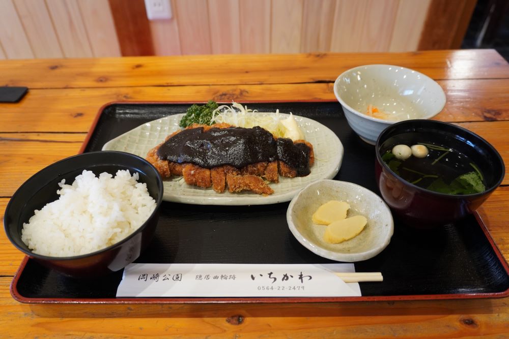 サクサクのトンカツを八丁味噌といただく「三河もち豚 みそかつ定食」1,500円(税込み)