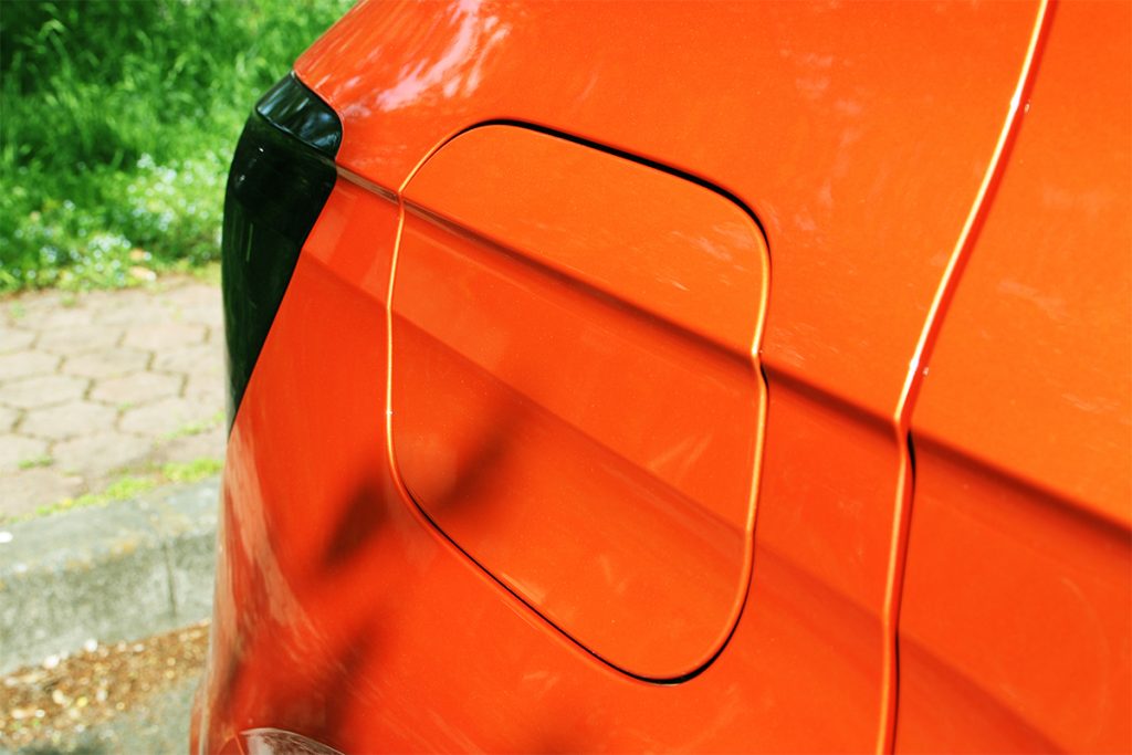 給油口は蓋をダイレクトに押すと開くタイプで車内に開くためのレバーはない