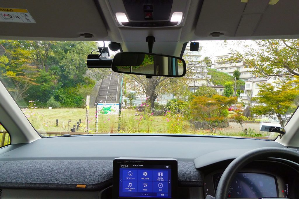  インストルメントパネルの先にボディが見えるのも、車両感覚の掴みやすさに大いに貢献する 