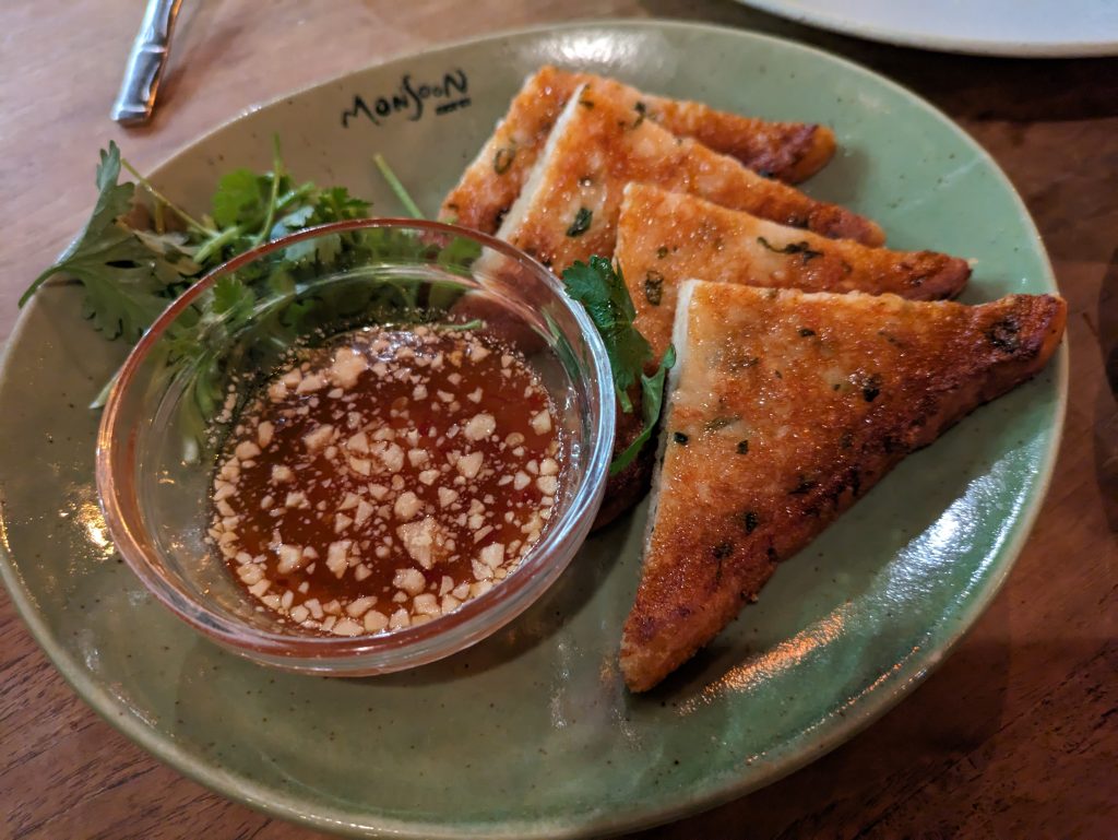「タイ海老トースト」990円(税込み)は、ピリッとしたチリソースとパクチーを添えて食べるおつまみスナック