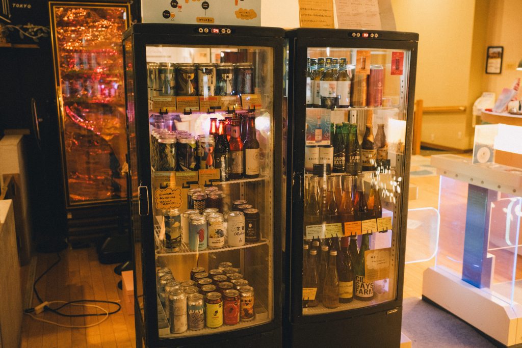 クラフトビール好きのスタッフが揃えたアルコール類も販売。くれぐれも飲みすぎないように注意