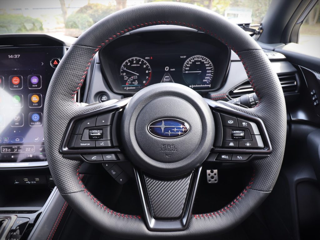 ハンドル右手側に「SI-DRIVE」やアダプティブ・クルーズ・コントロールなどのスイッチがある