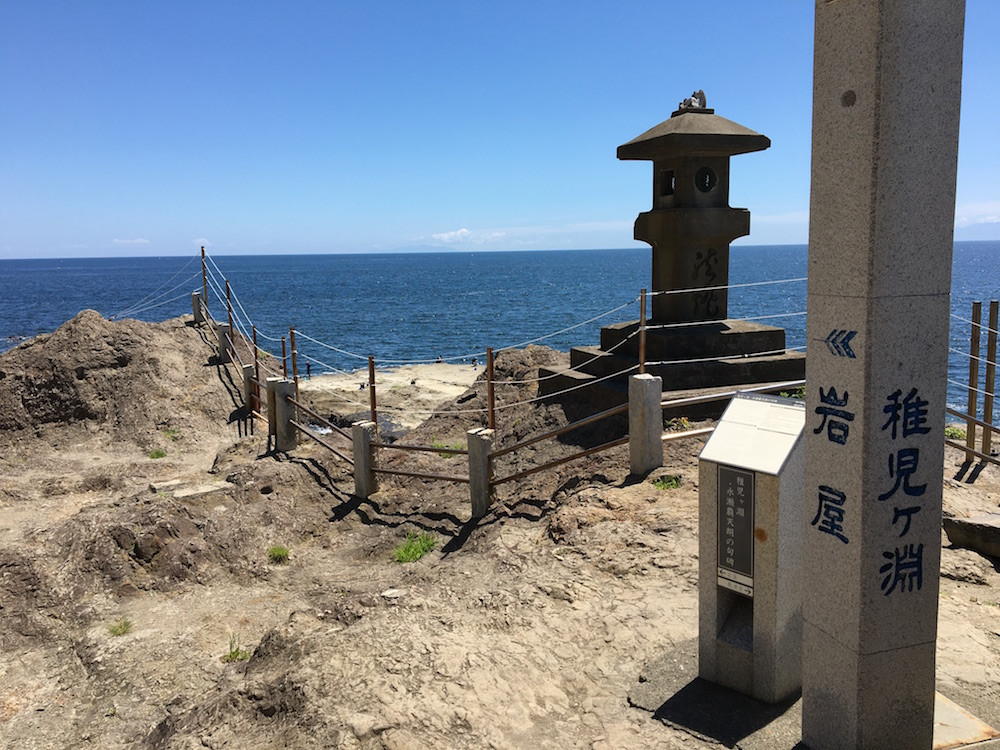 かつて、稚児の白菊が身を投げた場所だという伝説が「稚児ケ淵」の名称の由来ともいわれている