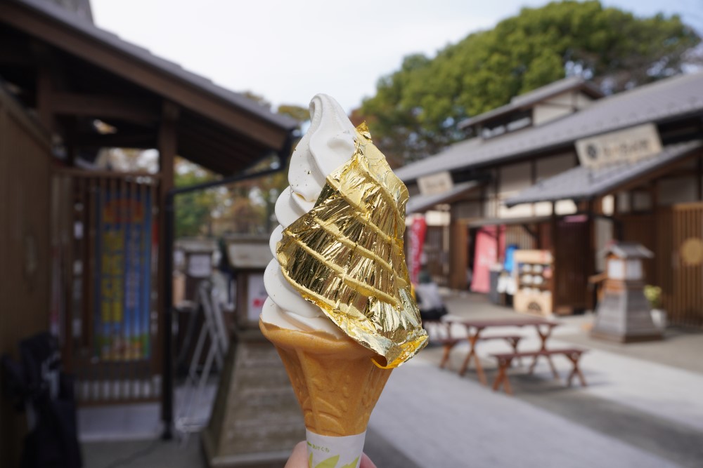 金箔をまとった豆腐ソフトクリームは絶品。「金箔豆腐ソフトクリーム」(税込み900円)