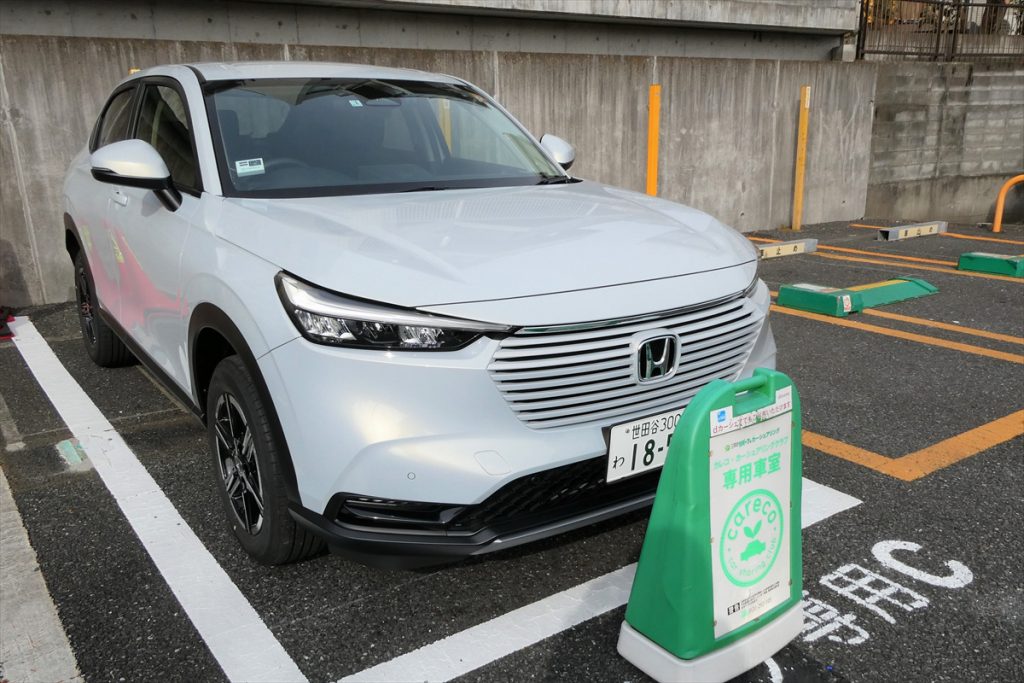 写真は「リパーク成城2丁目第3(自転車可)」ステーションの「新型ヴェゼル」