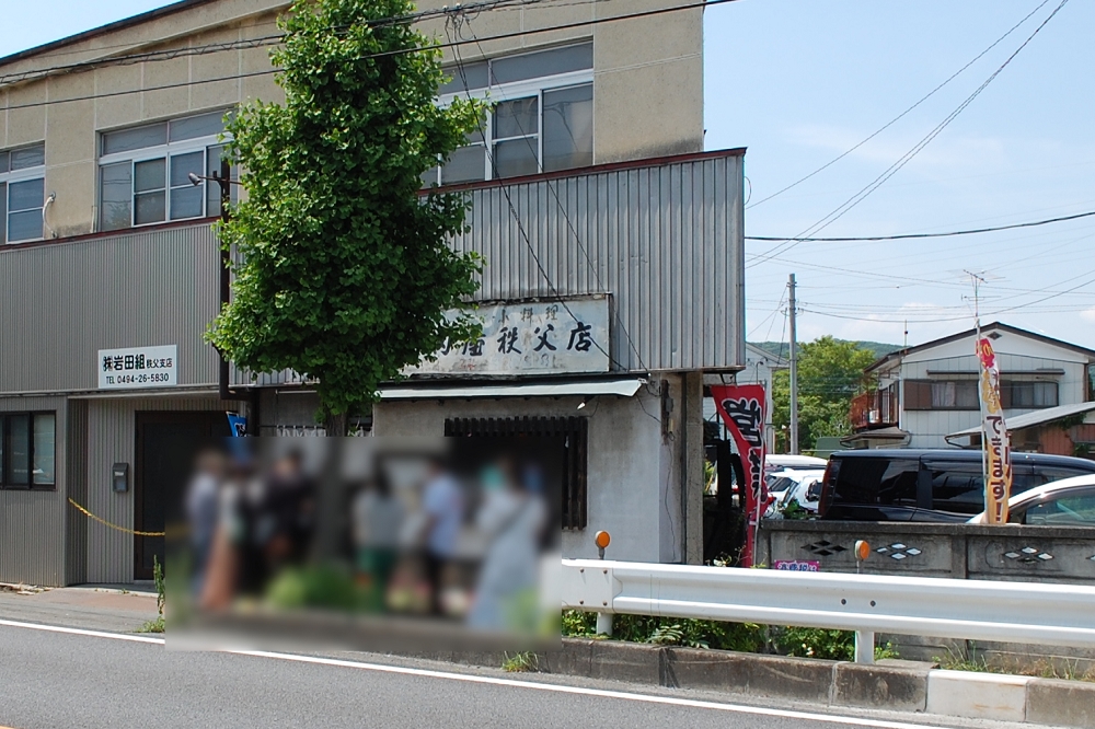 わらじかつ丼を求めるお客さんで行列が絶えない安田屋。回転は早いため、列が長くても約1時間で入店できる