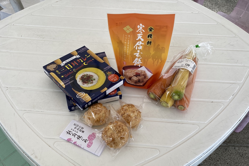 「寒天信玄餅」は432円、「黄金三日月カレー」は654円、「新府焼ごめ」は370円、「カラフルにんじん」は120円（いずれも税込み）