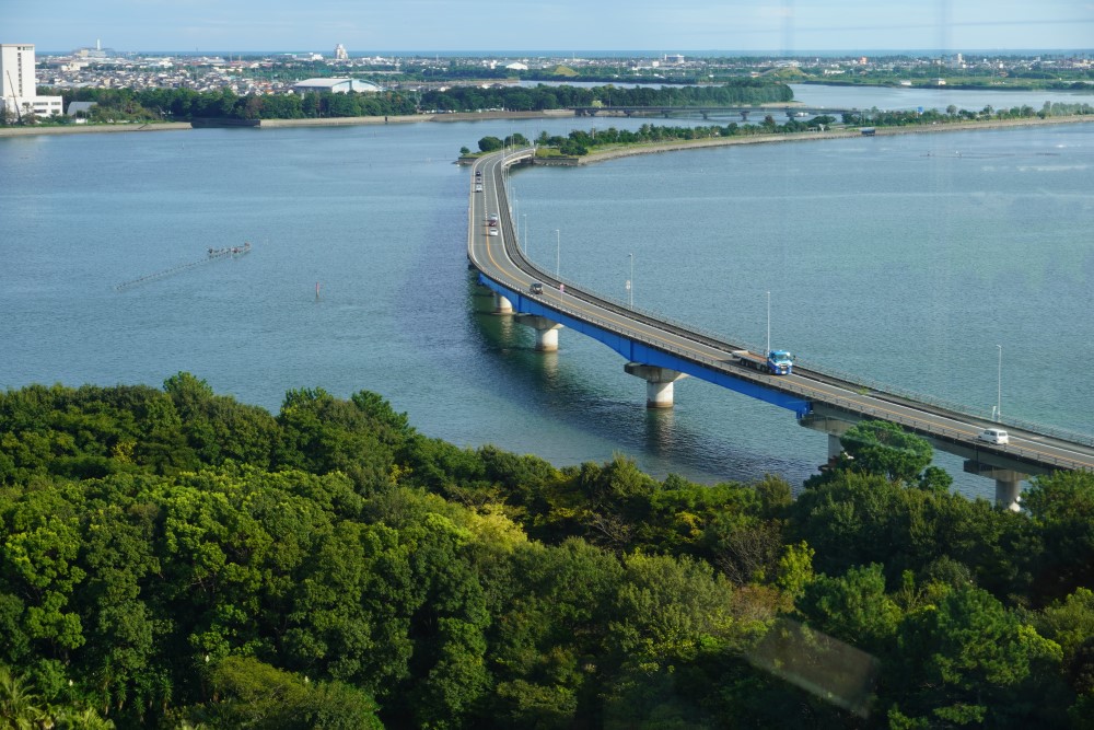 元々は有料道路だった「浜名湖大橋」も一望