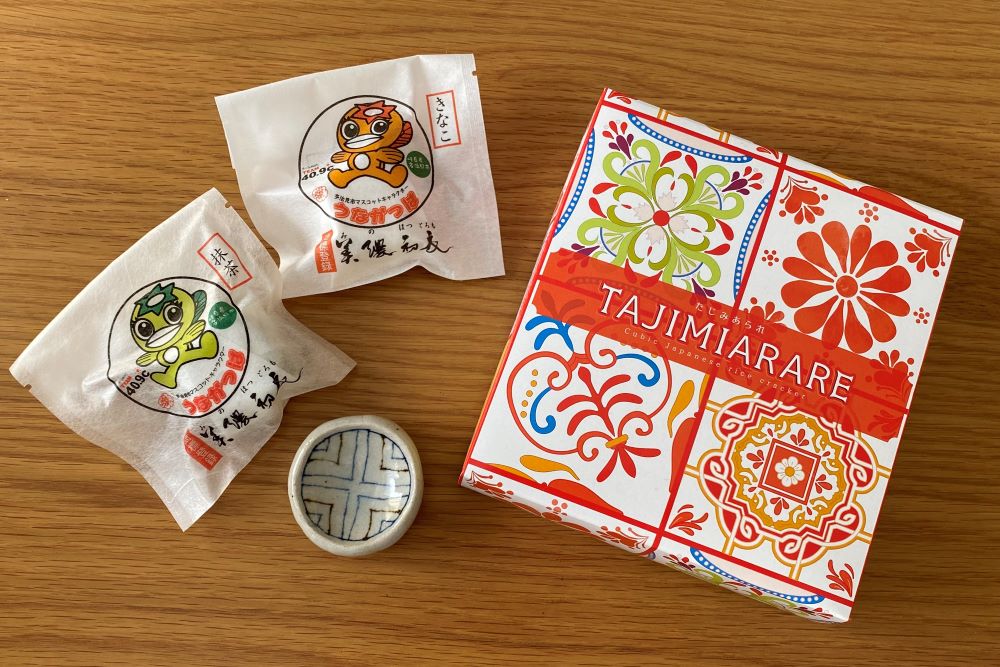 お土産に購入した、「たじみあられセット(えび風味)」534円(税込み)、「豆皿」440円(税込み)、「うながっぱ」が描かれた「美濃初衣(はつごろも)きなこ・抹茶」 各184円(税込み)