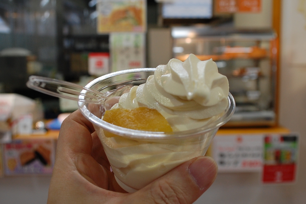 干し芋ソフトクリームは420円(税込み)。コーンかカップを選ぶことができる