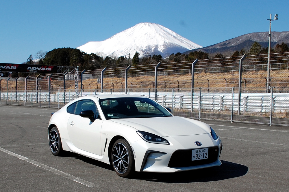 旧モデルの86と比べ、精悍でスッキリとしたデザインになった
