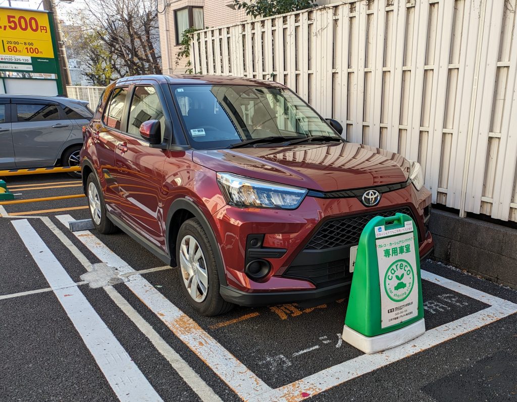 同じくトヨタのRAV4と比較し、ぎゅっと縮小したようなコンパクトな車体