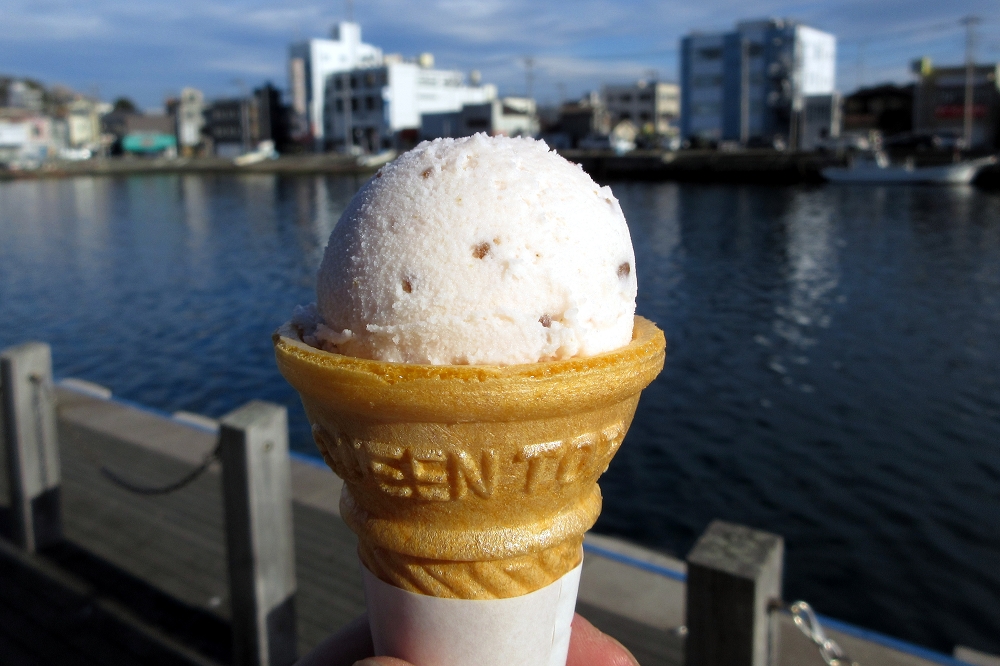 「まぐろっちジェラート」は300円(税込み)。本来はダブル(2玉)で、ジェラートの味は自由に選べる