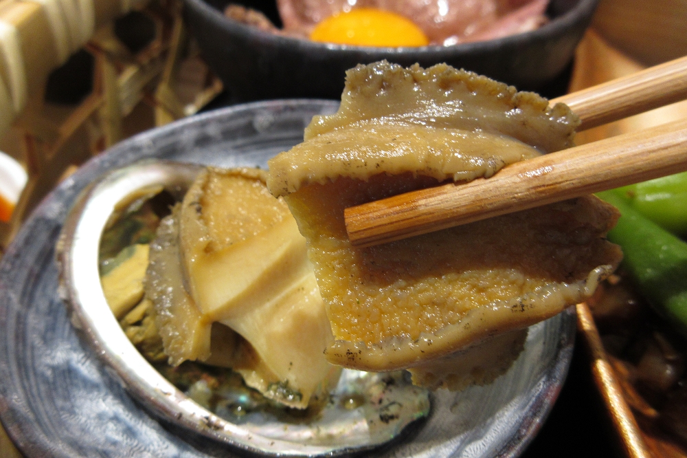 アワビの身はふんわりとし、醤油の程よい味付けによりご飯が進む!