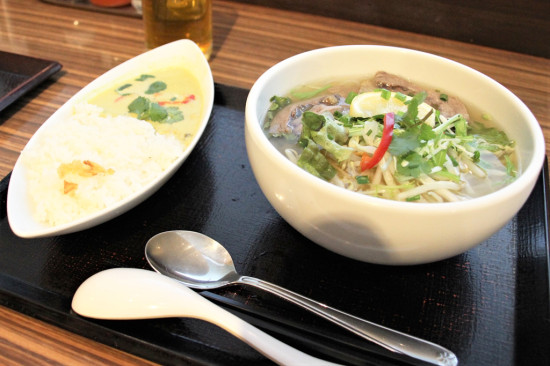 チキンフォーとカレーのセット。本格的な味にうっとり！