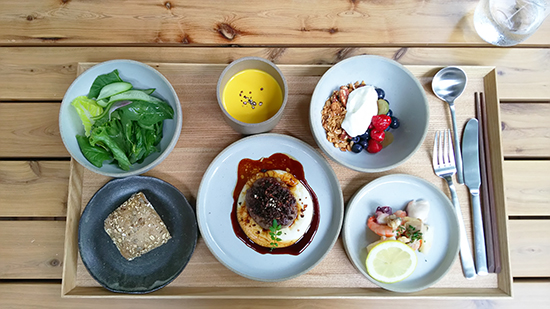 旬の野菜や産地にこだわった食材を使った、「一汁三菜」スタイルのランチ