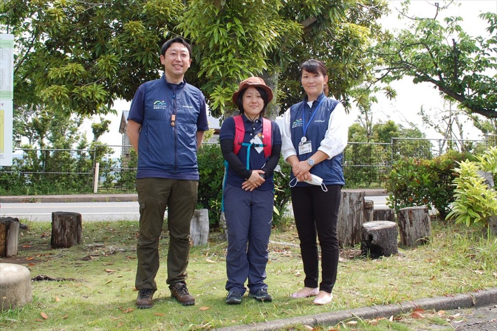 セラピーウォーキングのガイドを務めてくれた、南房総市観光協会の吉田さん(左)、南房総健康ラボの花嶋さん(中央)と三谷さん(右)