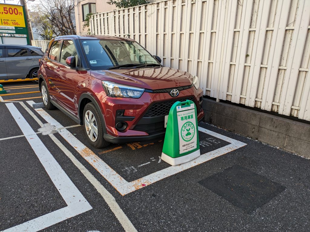 今回は真っ赤なトヨタ『ライズ』をチョイス。ゆったりとした車幅はありつつも小回りの利く車体だ