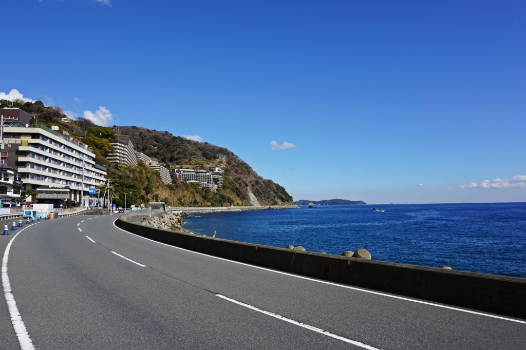 晴天の日には、青く澄み渡る海を見ながら爽快なドライブが楽しめる