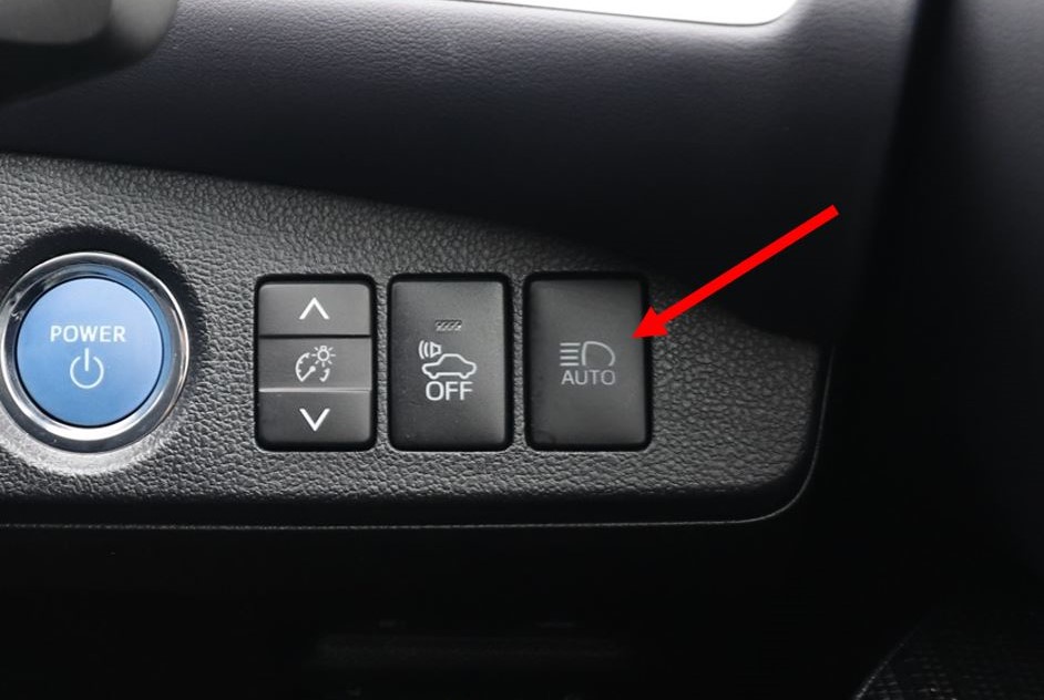 「AUTO」のボタンをONにしておかないと、ハイビームにしても自動切り替えは作動しない(写真はMIRAI)