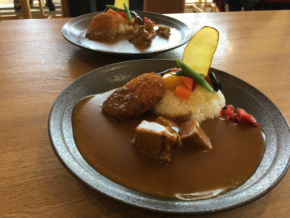  色鮮やかな三島野菜が食欲をそそる「三島ブランドカレー」1,400円（税込み） 