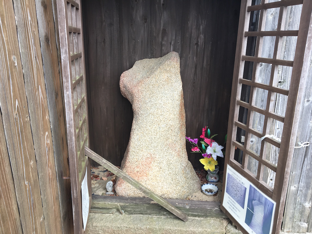 「恋し岩」。撫でると恋が叶うという伝説があるらしい