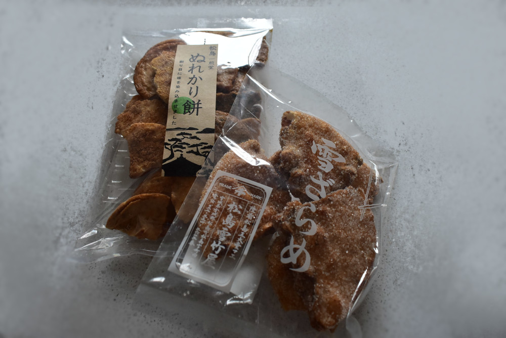 左:「ぬれかり餅」600円(税込み)、右:「雪ざらめ」590円(税込み)