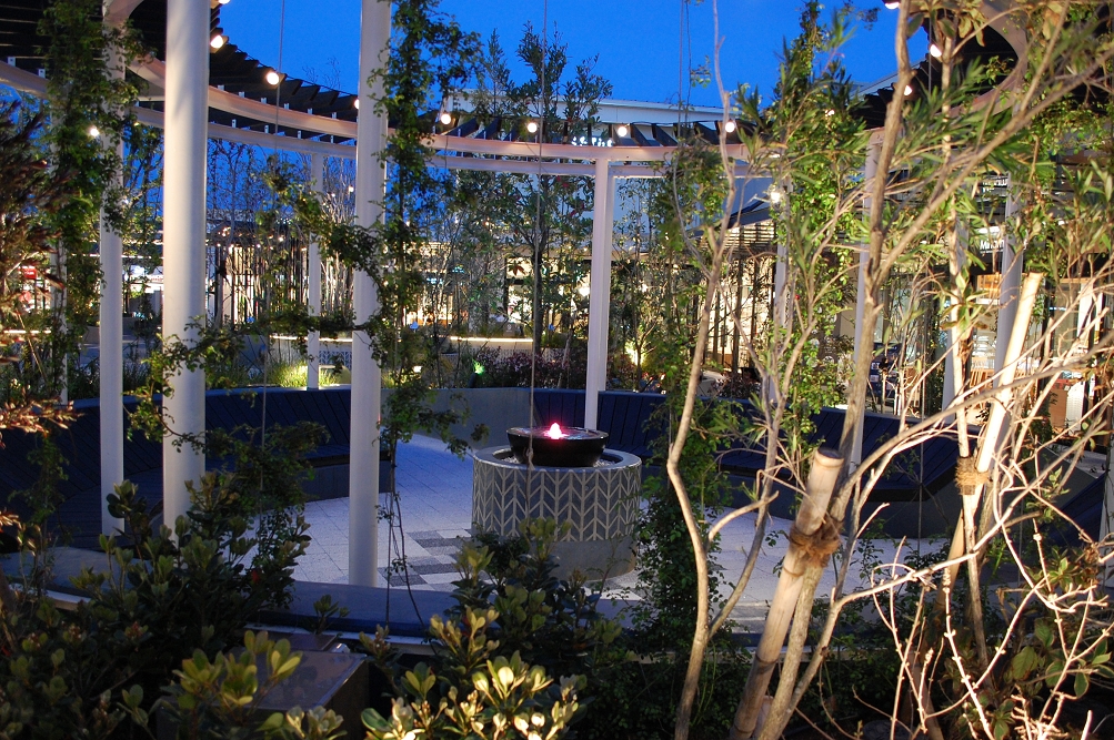 店舗の灯りを含めた非日常的な光景