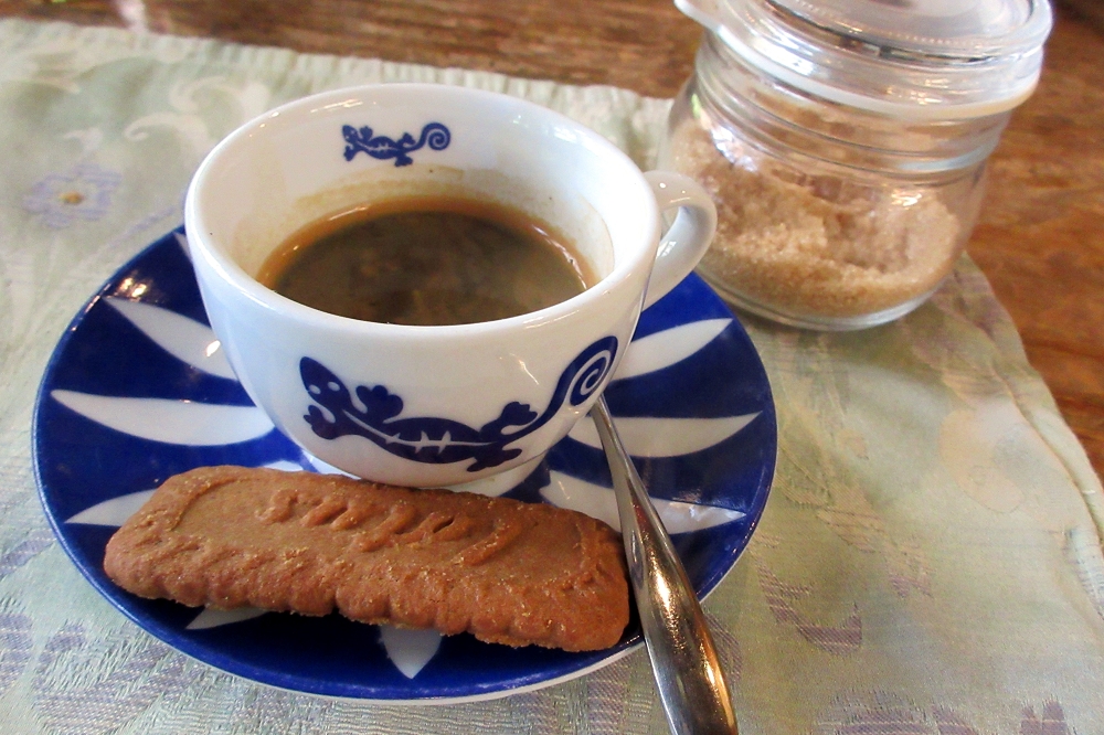 エスプレッソ・ドッピオ(ダブルショット)。コーヒーはいくつかの種類から選べ、セットで一律200円(税込み)。デザートは一律300円(税込み)