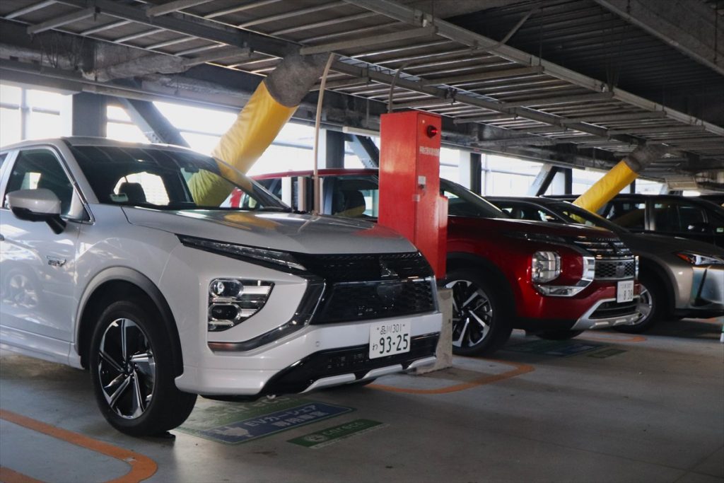 「アウトランダーPHEV」とともに設置される「エクリプスクロスPHEV」