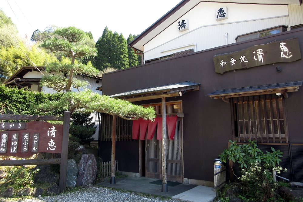 粟又の滝からは、清澄養老ラインを中瀬遊歩道方面に戻ったところに位置する