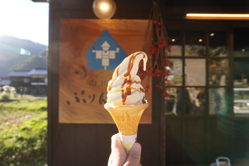 ビターなカラメルと程良い甘さのソフトクリームがマッチする「ぷりんソフト」 (450円 税込み)