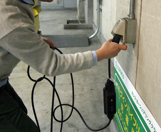 充電ケーブルを挿入