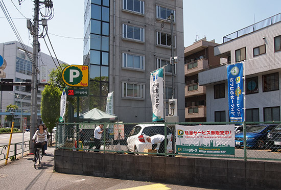 代々木公園前の交差点に面したリパーク代々木公園駅前ステーション