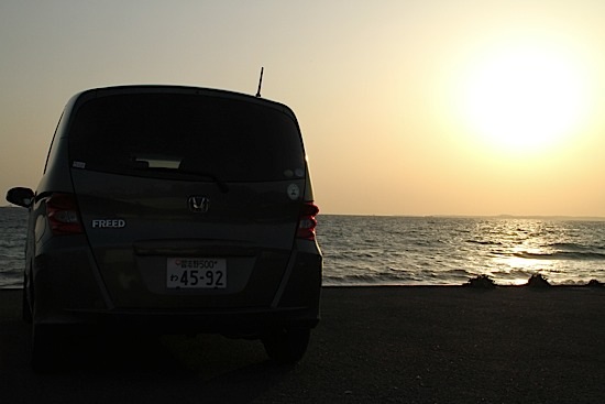 沈む夕陽とフリード