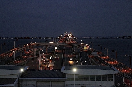 海ほたるは昼と夜で別の顔