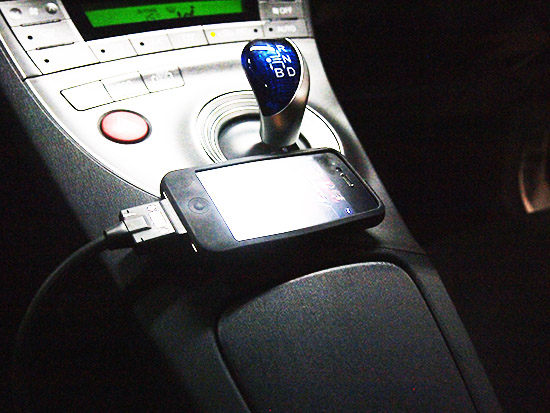 iPod、iPhoneを接続するケーブルが用意されています