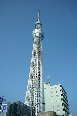 業平一丁目付近から...間近で見ると圧倒される大きさです