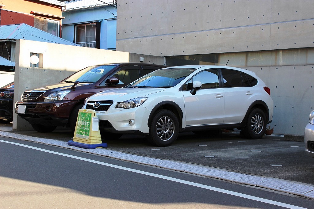 中目黒3丁目ステーションのSUBARU XVのボディカラーはパールホワイト