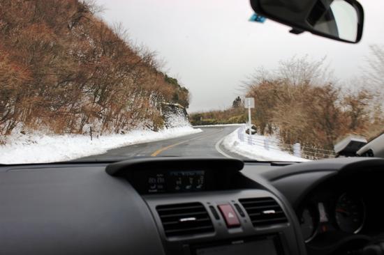 クルマの外気温計は0～マイナス1℃を示していました