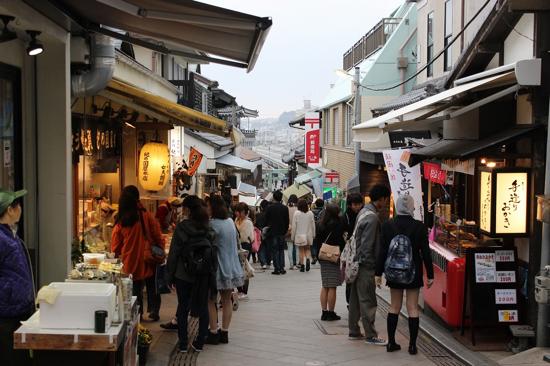 坂道にならぶ食べ物屋さんやお土産店