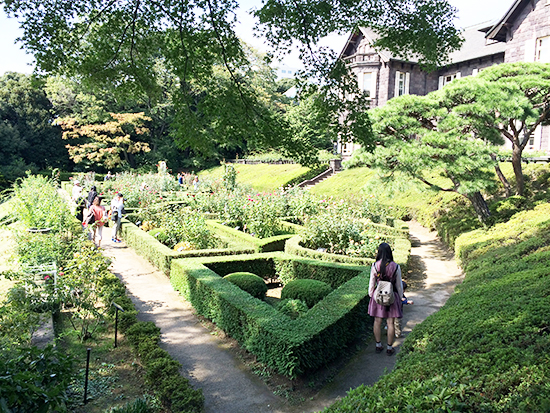 洋館南に位置する洋風庭園