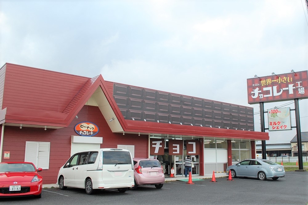 三真の商品(あられやおかき)も含めておトクな直営店価格で販売されているので、平日は地元の人、週末は観光客でにぎわっている